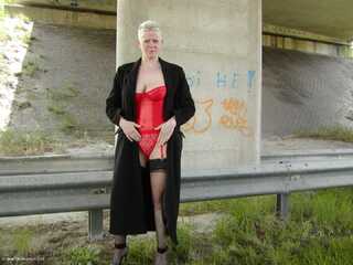 Tiffany Pearl - Underpass Exhibitionist