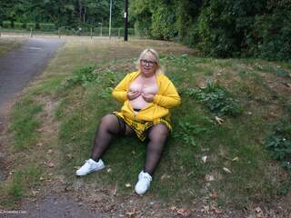 Lexie Cummings - Lexie Flashes In The Layby