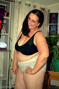 Dee gets naked featuring Cheeky Dee