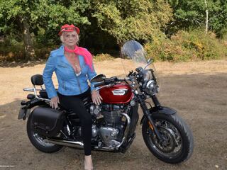 Phillipas Ladies - Sparkle's Leather & Bike Fun