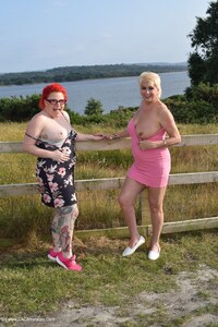 Mollie & Dimonty Flashing In The Countryside featuring Mollie Foxxx