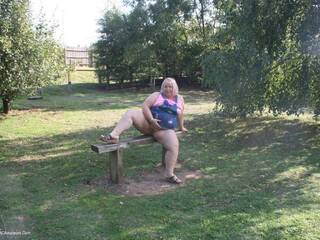 Lexie Cummings - Lexie Flashing At The Bench Gallery